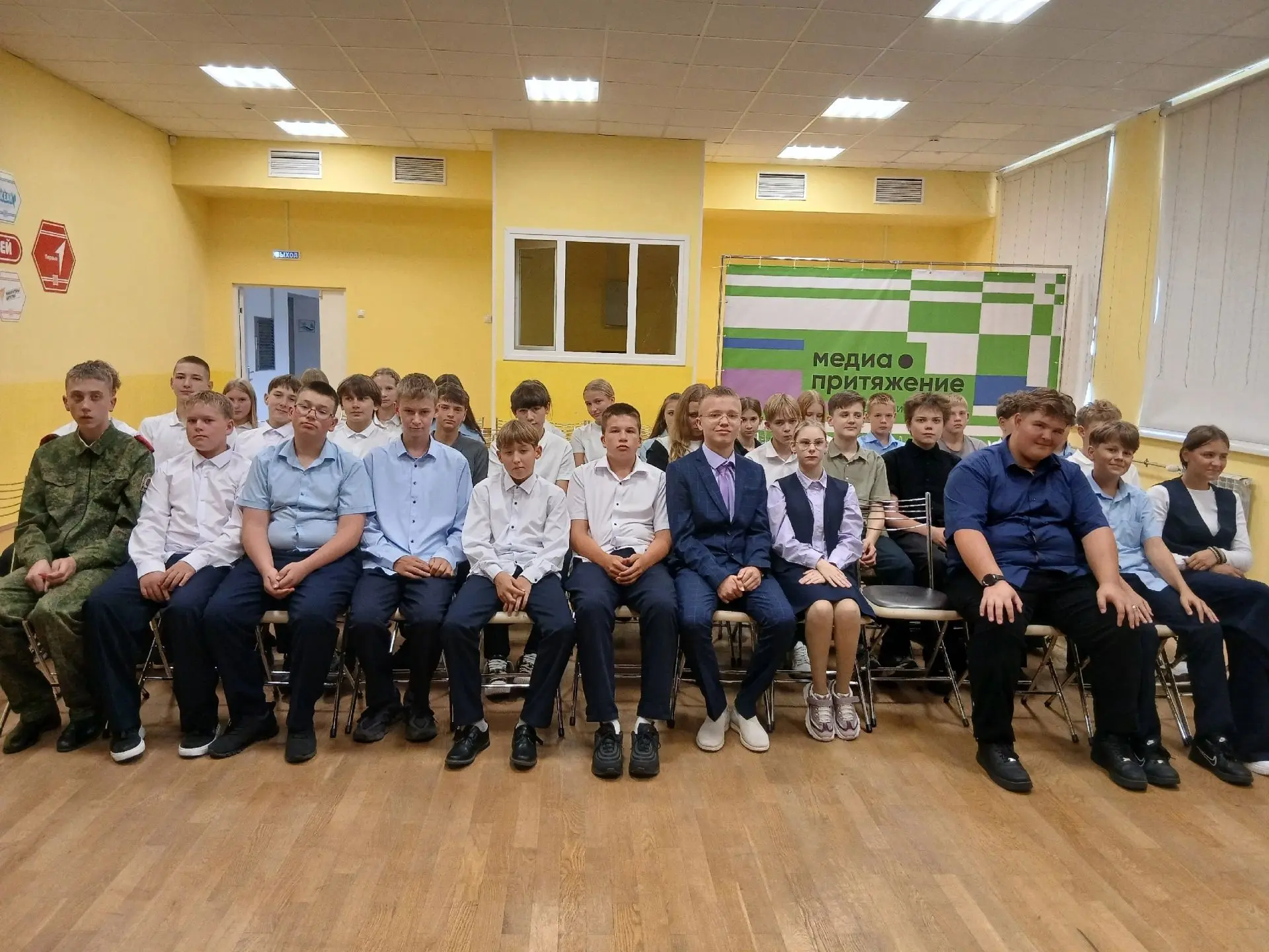 Сегодня в МОБУ СОШ п. Мичуринский прошел час памяти, приуроченный к трагическим события...