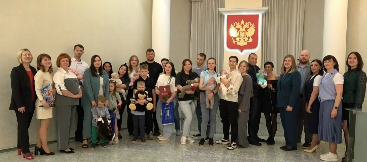 В Железногорске прошло трогательное событие для самых маленьких жителей города и их род...