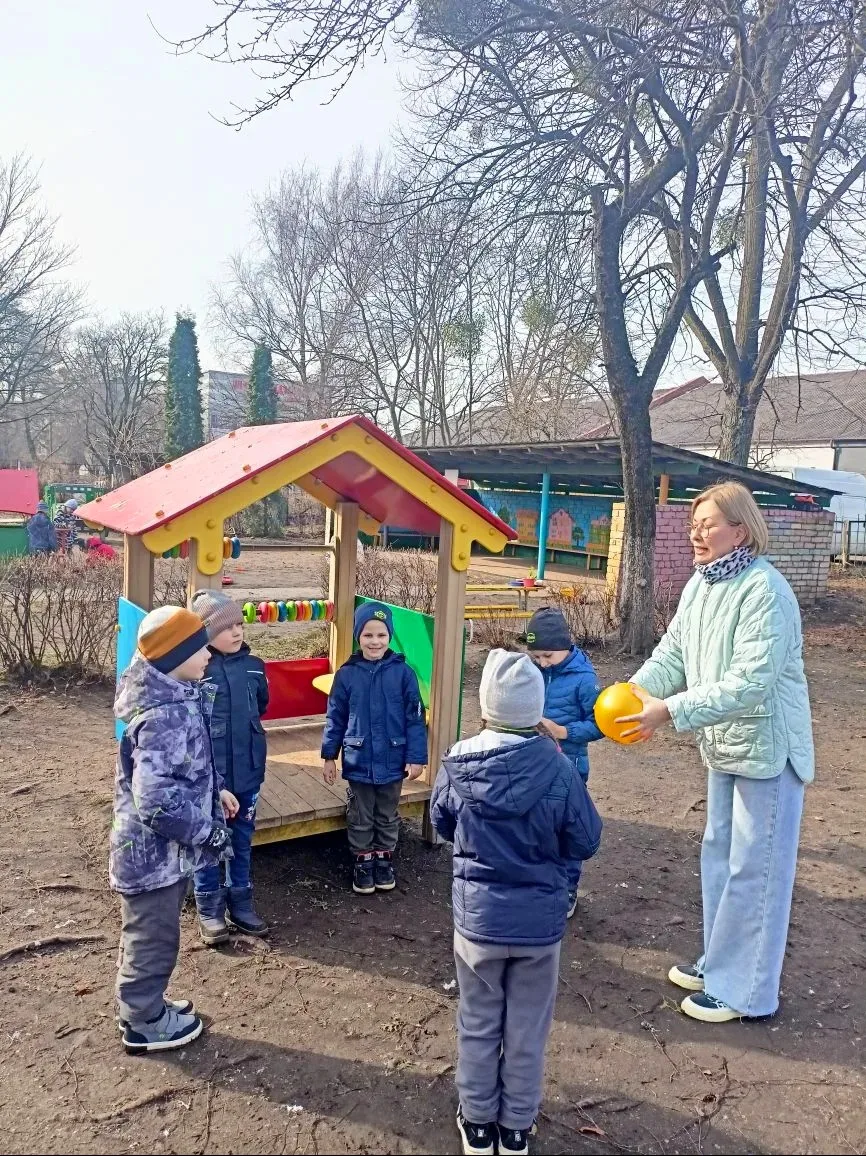 Наступили тёплые дни!☀️Всё больше времени ребята подготовительной группы "Солнышко" проводят на свеж