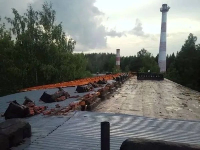 В Перми сильный ветер сорвал часть крыши с общежития Политеха.

Во время вечерней грозы пострадало з