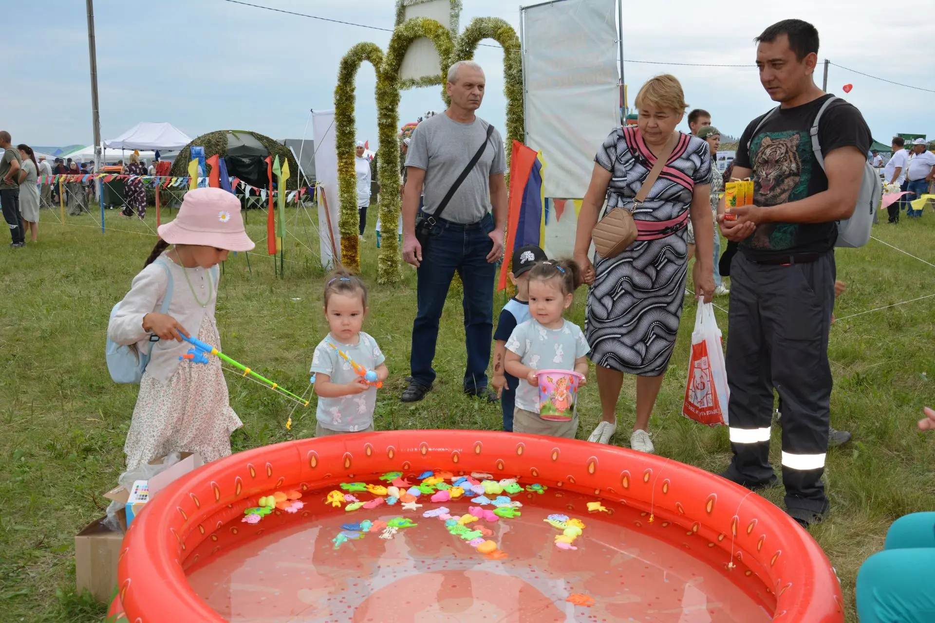 💥 На поляне Сабантуя развернулись и детские площадки.

😊 Дети искренне радовались народному праздн