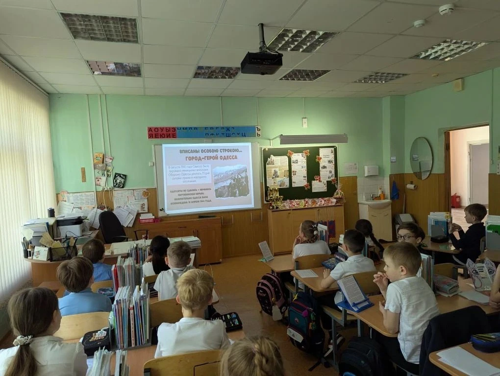 🕯️ Уроки Мужества: чтобы помнили, чтобы гордились  В нашей школе прошли занятия, посвящённые Дню Поб