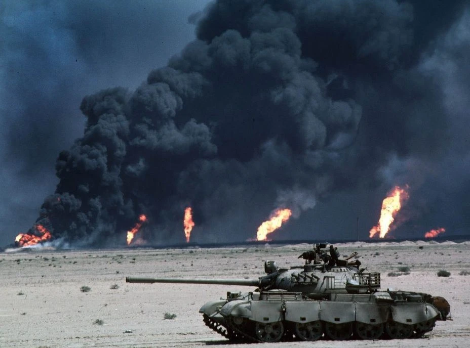 Танк Type 69 иракской армии на фоне горящих нефтяных скважин