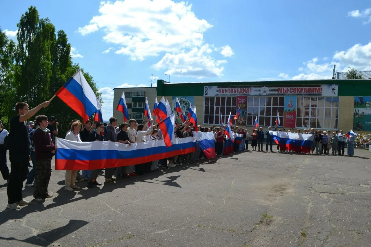 Моя любовь, душа моя, Россия!
Мне в этом мире нет тебя милей,
Твоих небес с божественною синью,
Озёр