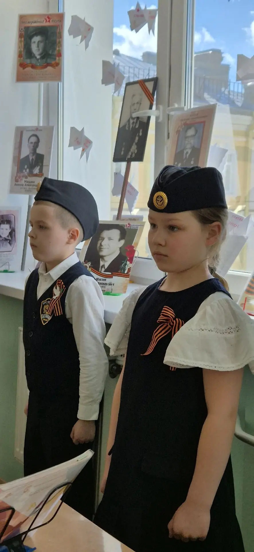 До Дня Великой Победы остаётся 3 дня!  В 1"А" классе гимназии  заступил почётный караул у созданной 