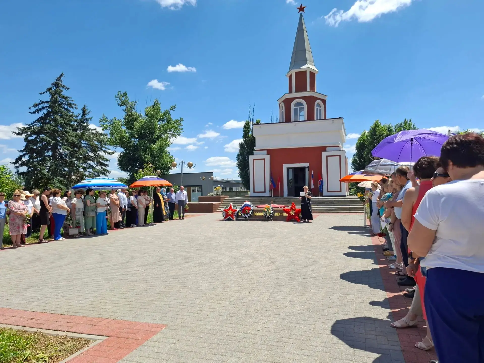 «День памяти и скорби…»

Этот день напоминает нам обо всех погибших в боях, замученных фашистской не
