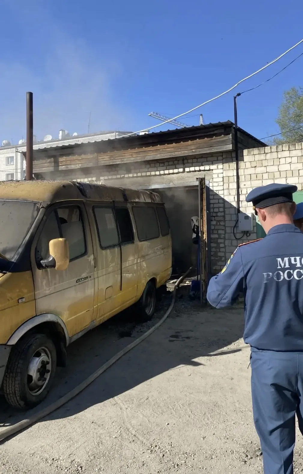 Гараж вместе с автомобилем загорелся в Свободном  18 мая в Свободном на улице Октябрьской произошёл 