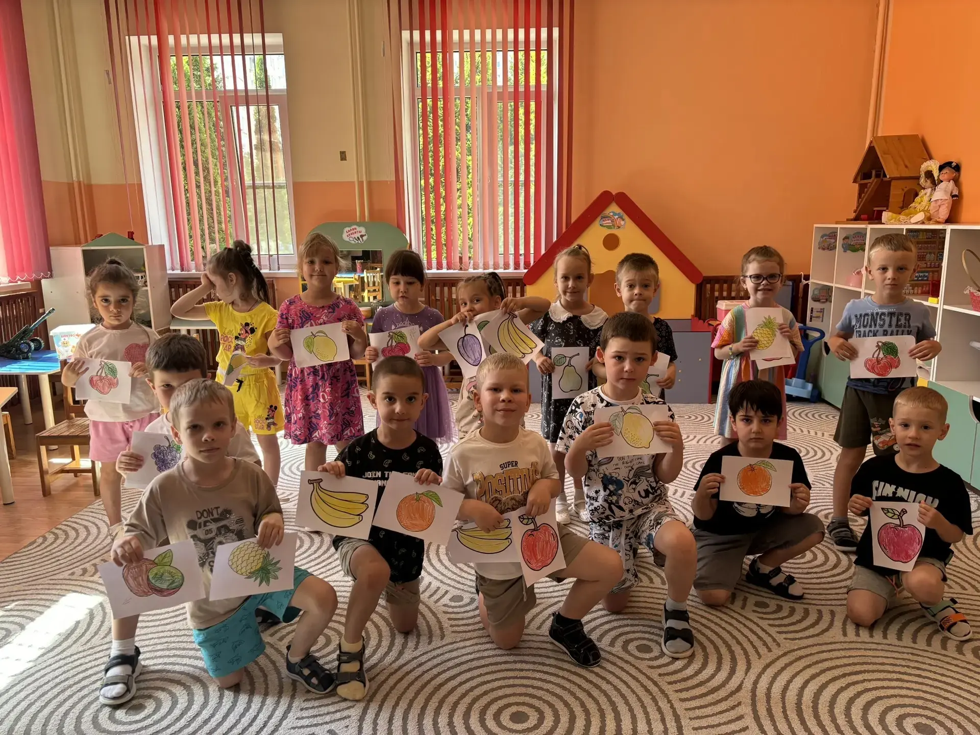 🍎В старшей группе «Пчёлки» прошел тематический день "День фруктов". 🍏🍌🍋🍊🍐
Воспитатель с детьми