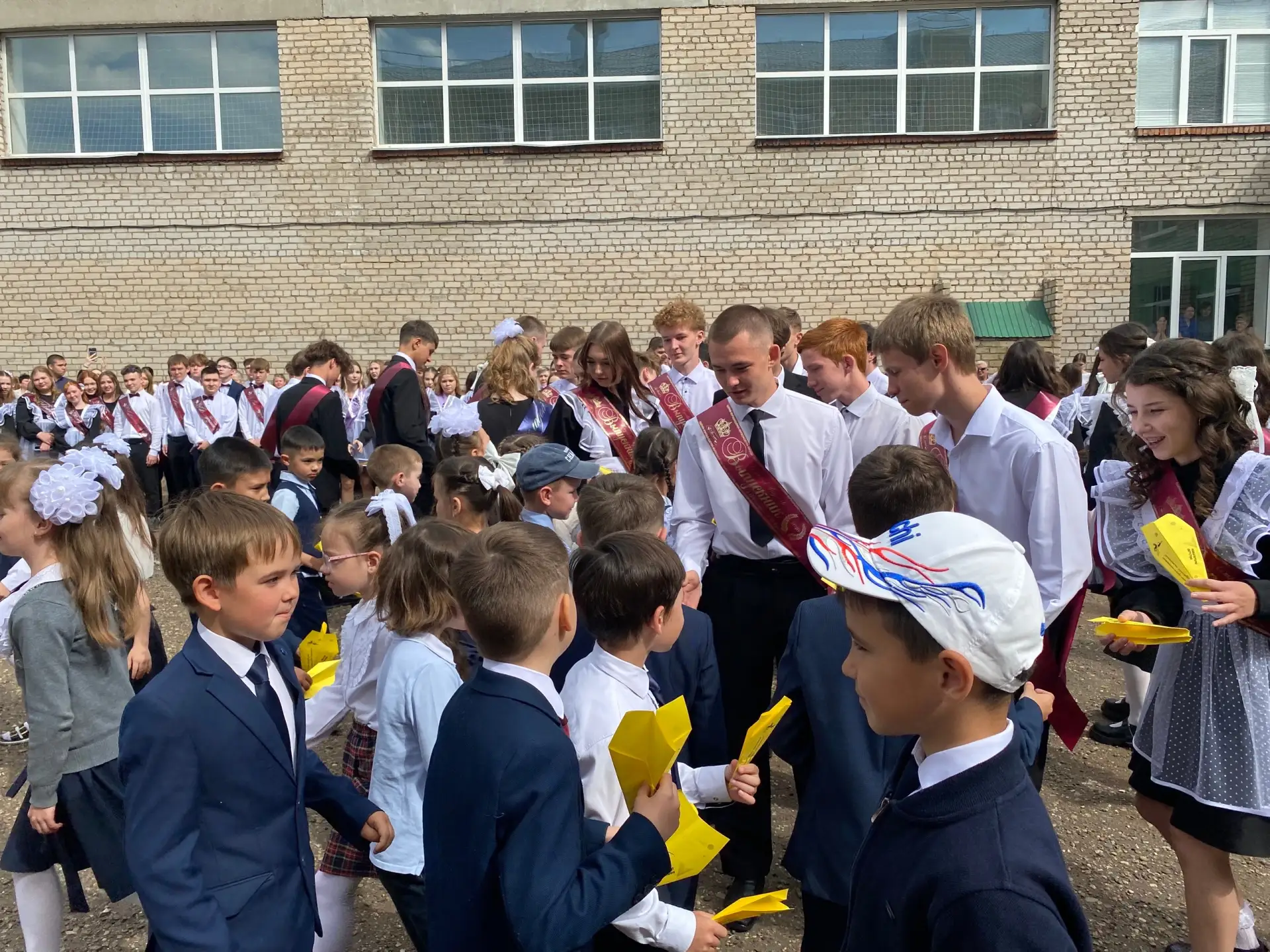 С последним звонком!   Прозвенел звонок последний, Провожая в добрый путь. Этот яркий день весенний 