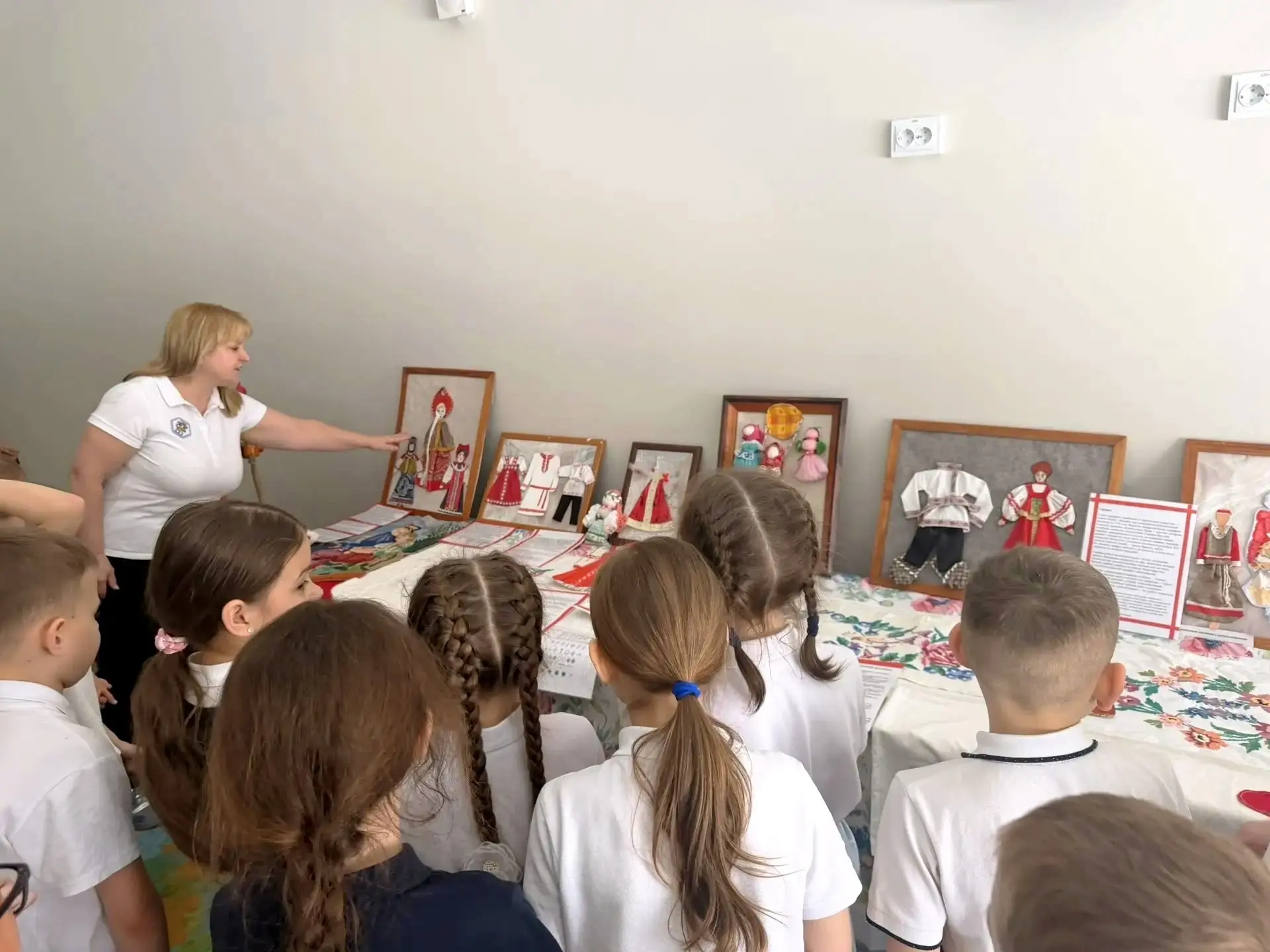 ТРАДИЦИИ В #МАОУСОШ222 ✅  Два ярких погружения в русскую культуру: встреча Масленицы и знакомство с 