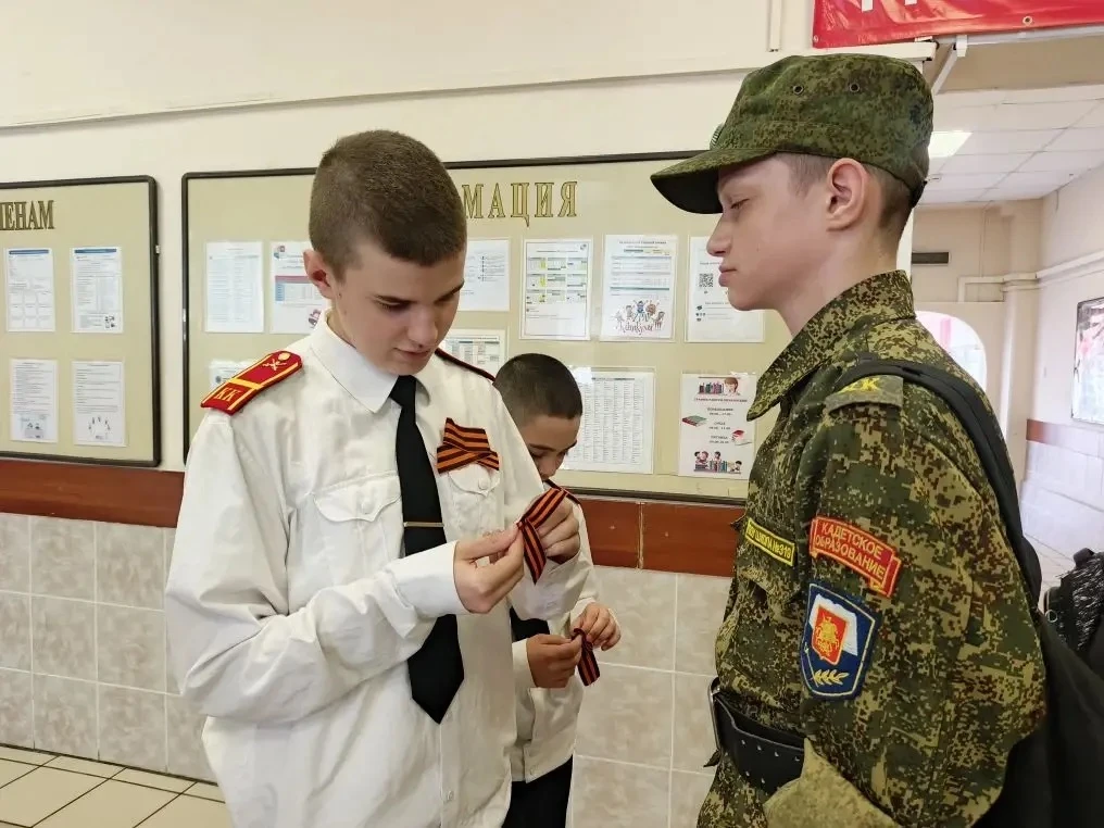 ⭐️В нашей школе прошла Акция «Георгиевская лента».  Учащиеся с гордостью повязали на одежду чёрно-ор