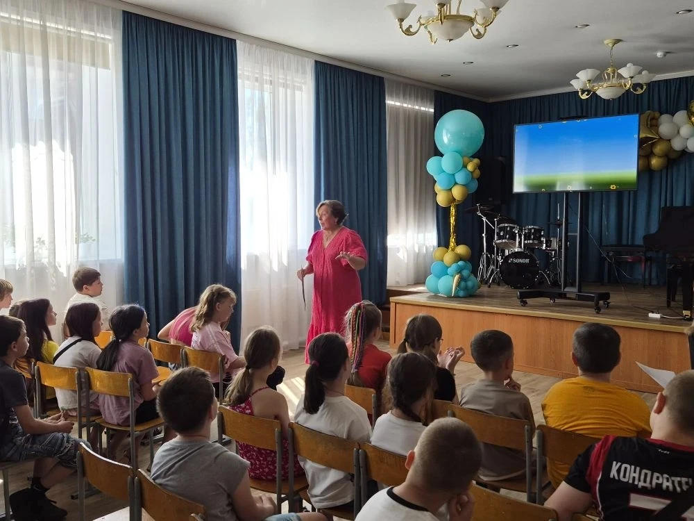 🎶 «Хороши вы, песни русские!»

В рамках летней профильной смены в нашей школе прошло праздничное ме