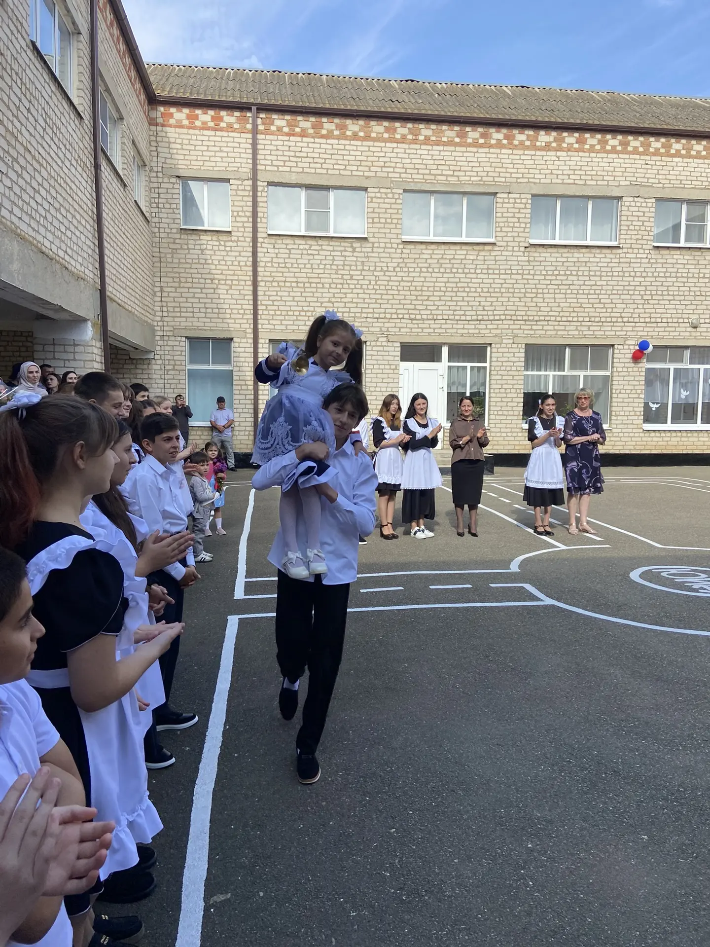 💐🌟 Сегодня наша школа вновь наполнилась улыбками, цветами, радостными встречами и осо...