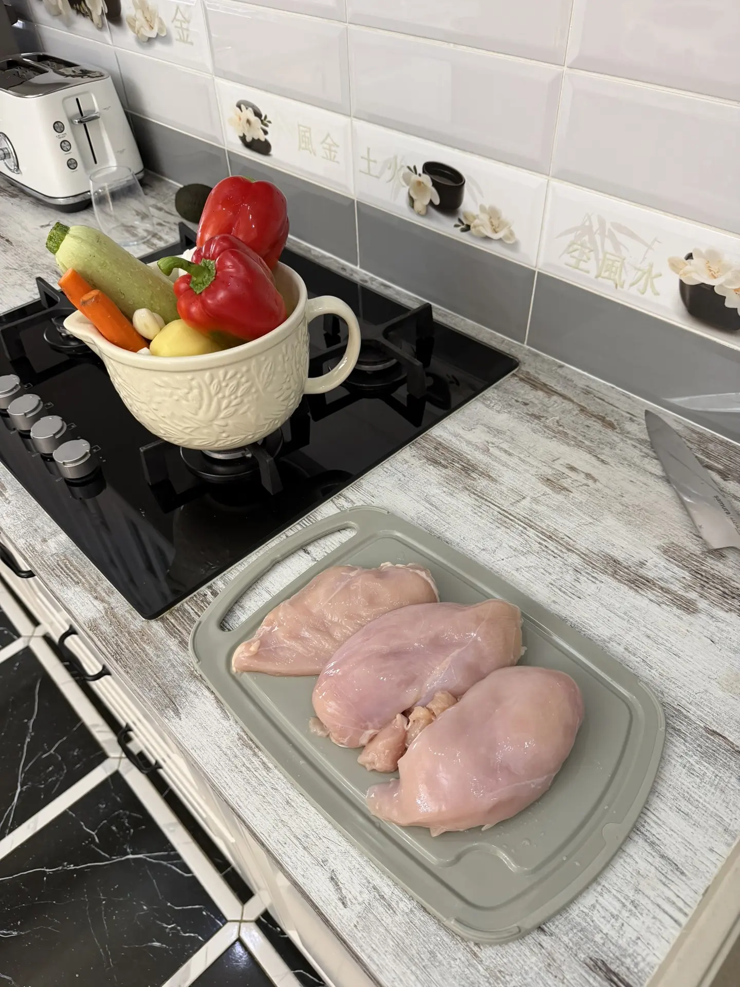 Запеченная куриная грудка с овощами 🍗 

Ингредиенты:
Куриная грудка-800 гр
Кабачок-1 шт
Болгарский 