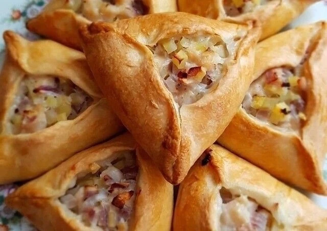 Курники  Готовим шикарные пирожки с курицей на татарский манер!🥘🥟🌭🥠🐓  Ингредиенты:   Сметана — 200 г