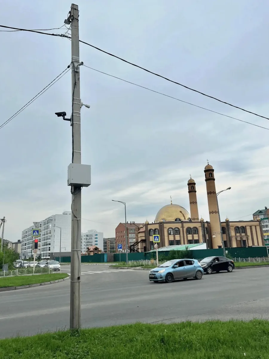 В Абакане запущен пилотный проект по адаптивному управлению светофорами на перекрёстке ...