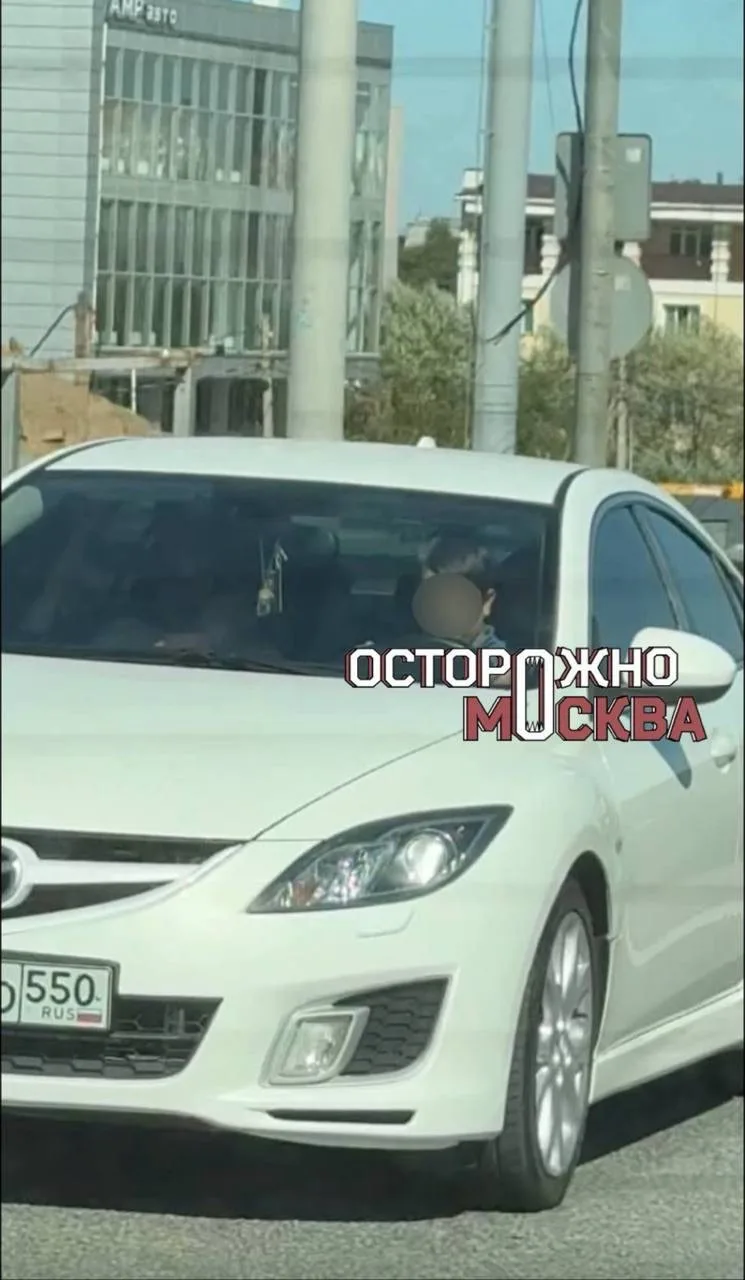 😨 Ребёнок за рулём белой Mazda — мальчика заметили очевидцы на Минском шоссе под Одинц...