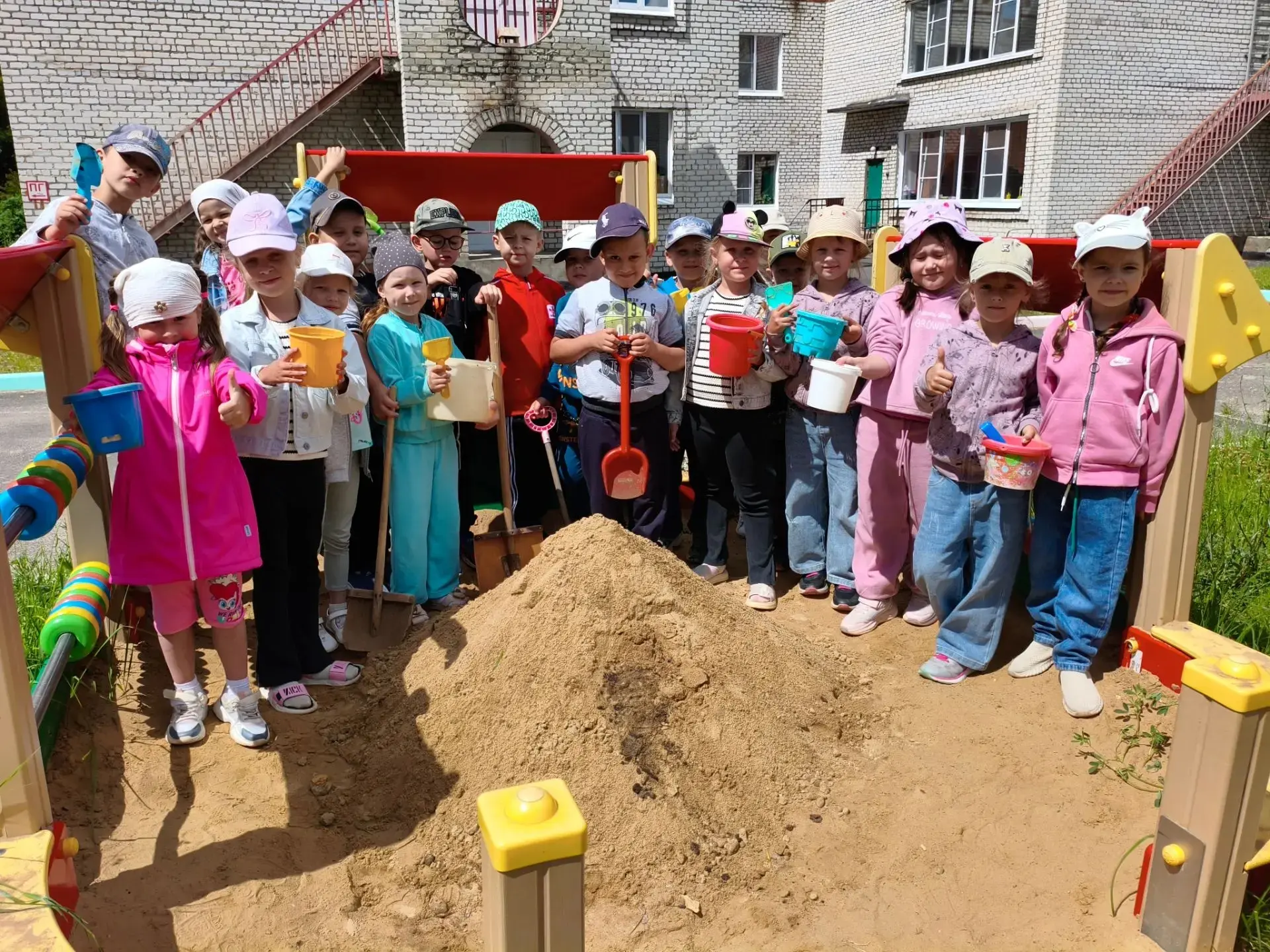 🌟 Песочница добра: как старшие ребята помогли малышам!🏖️
Всё началось с того, что мы заметили: люб