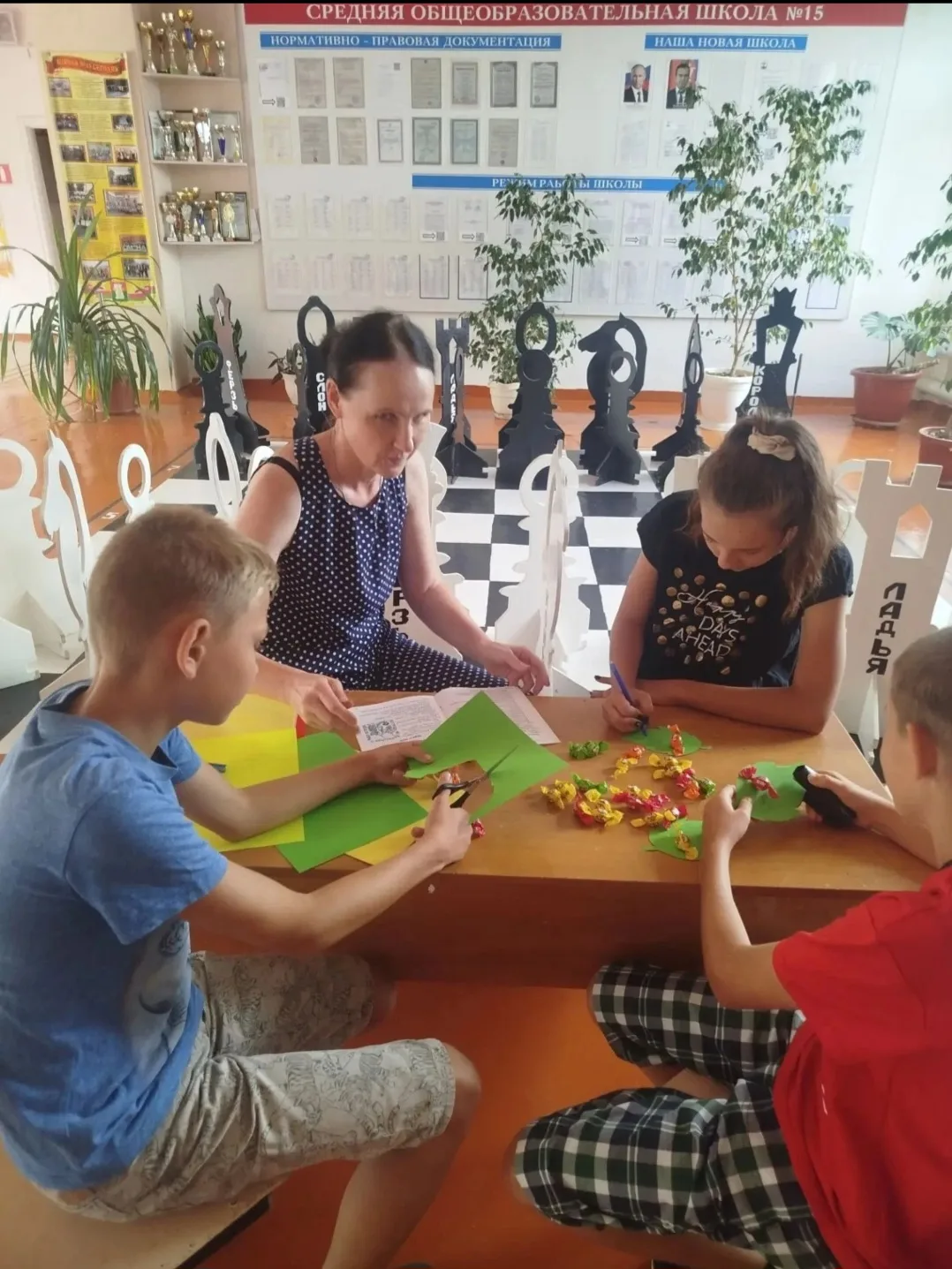 Экологическая акция учеников посещающих вечернюю площадку "Ритм". Вы съели конфетку, а мусорной урны