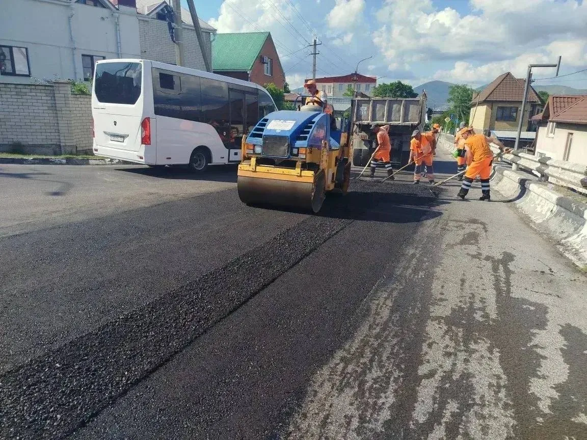В Новороссийске продолжают ямочный ремонт дорог