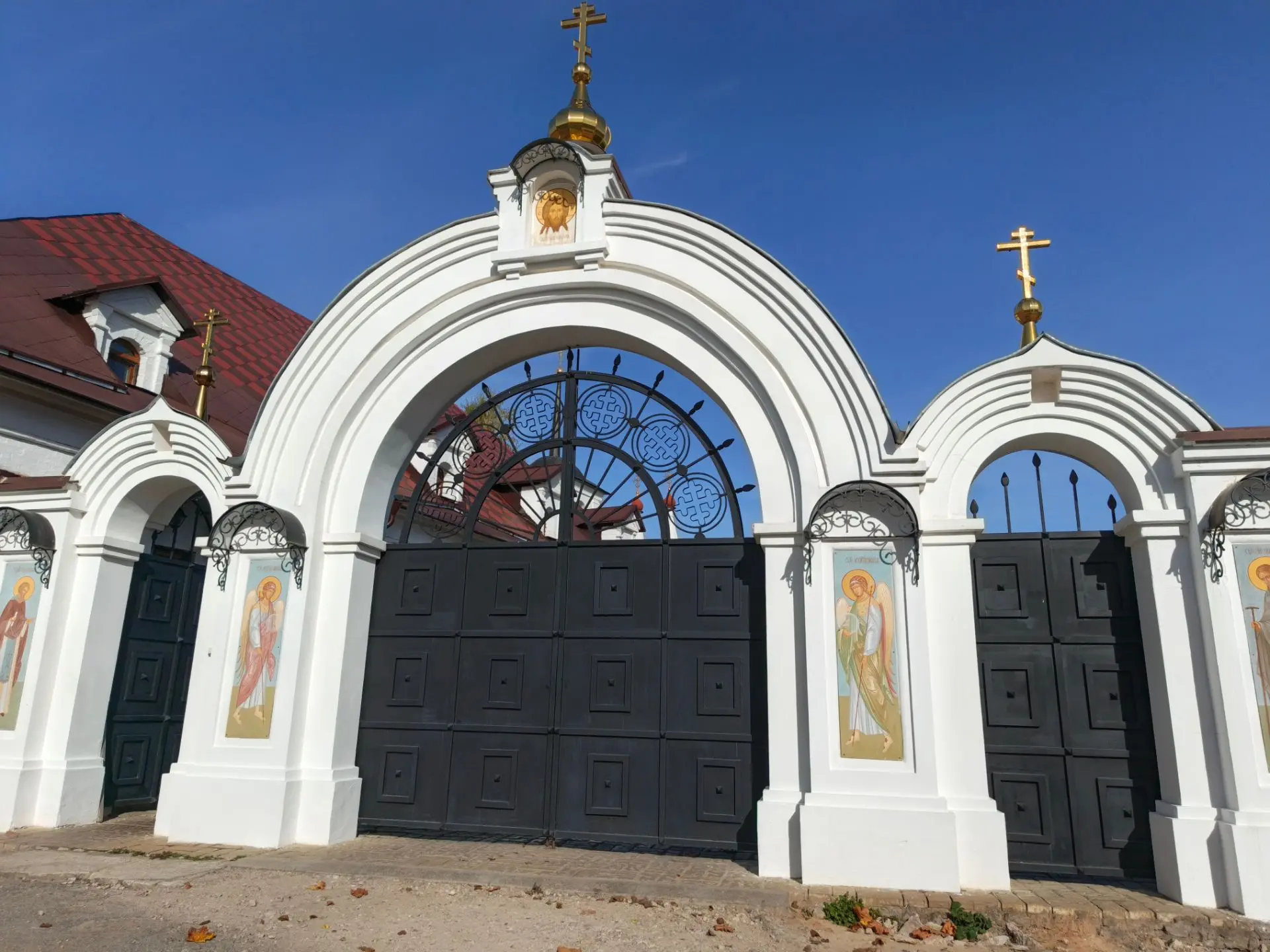 Главный вход в монастырь именуется Святыми вратами.