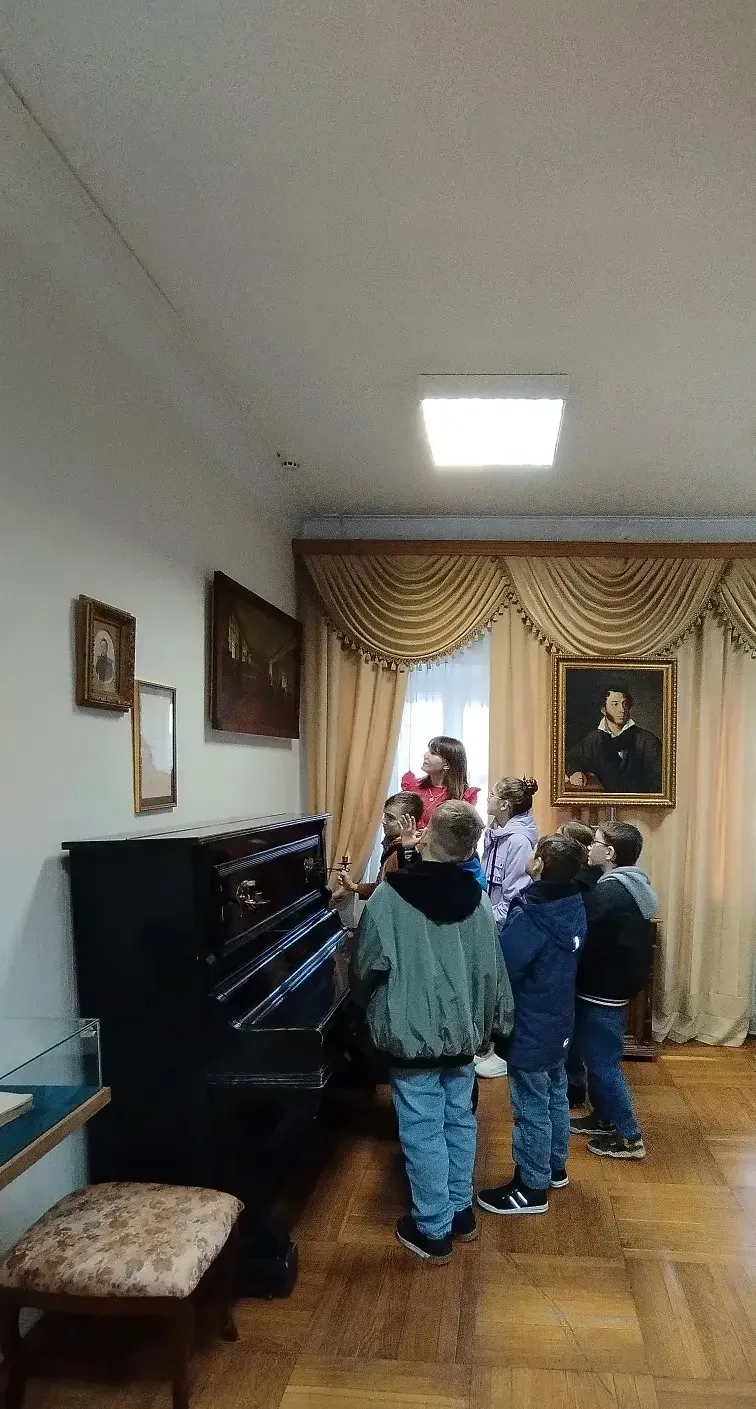 3 «В» класс отправился в увлекательное путешествие по миру сказок А. С. Пушкина, приняв участие в кв
