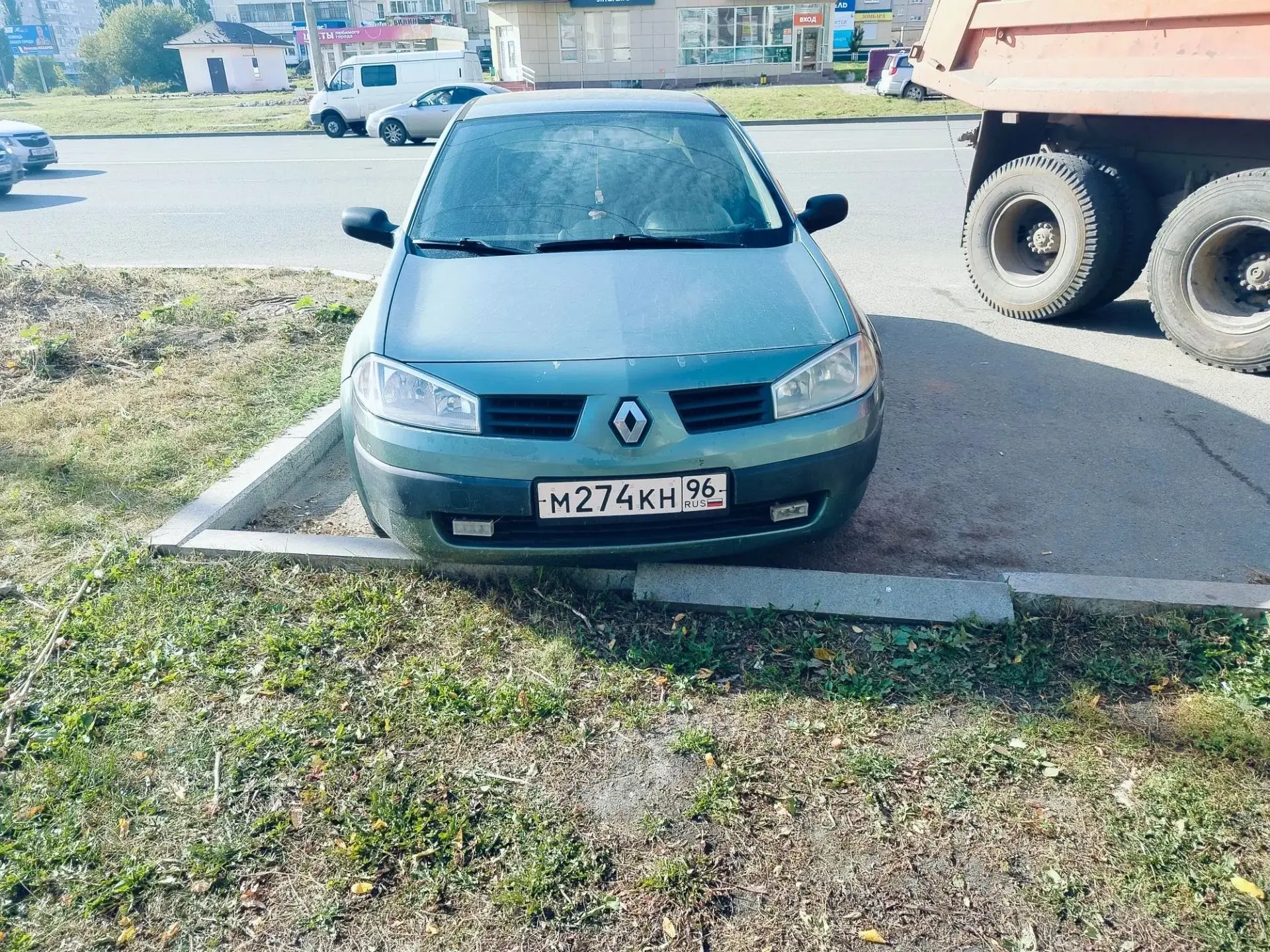 Началу ремонтных работ в районе улицы Каменская 67А мешает личный автотранспорт.