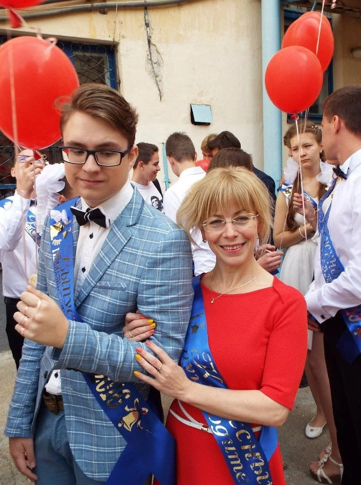 "ДЕНЬ РОЖДЕНИЯ" 💐  23 марта Первая гимназия поздравляет с Днём рождения учителя биологии Олесю Викто