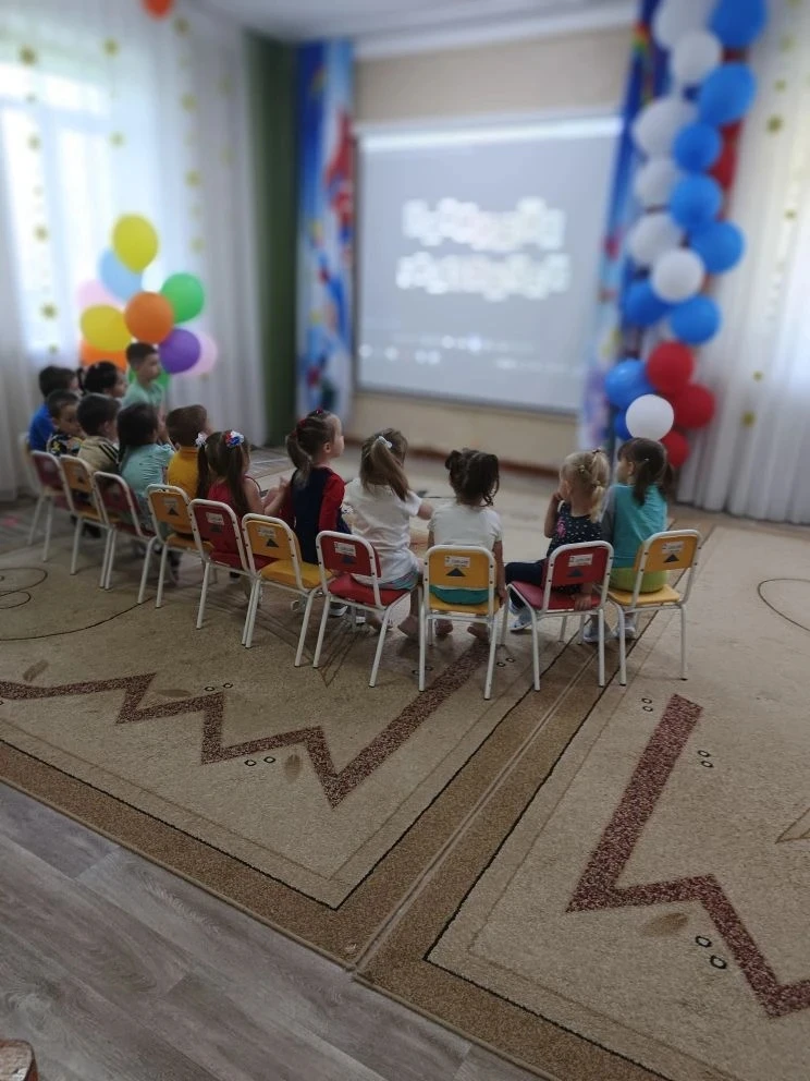 С огромной радостью дети посмотрели мультфильм "Пляшущие человечки" из серии "Смешарики...