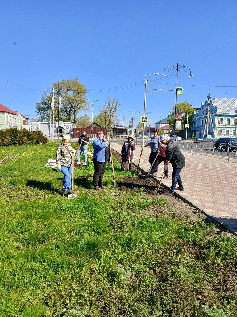 Социальные работники ОБУСО «Обоянского МКЦСОН» совместно с работниками