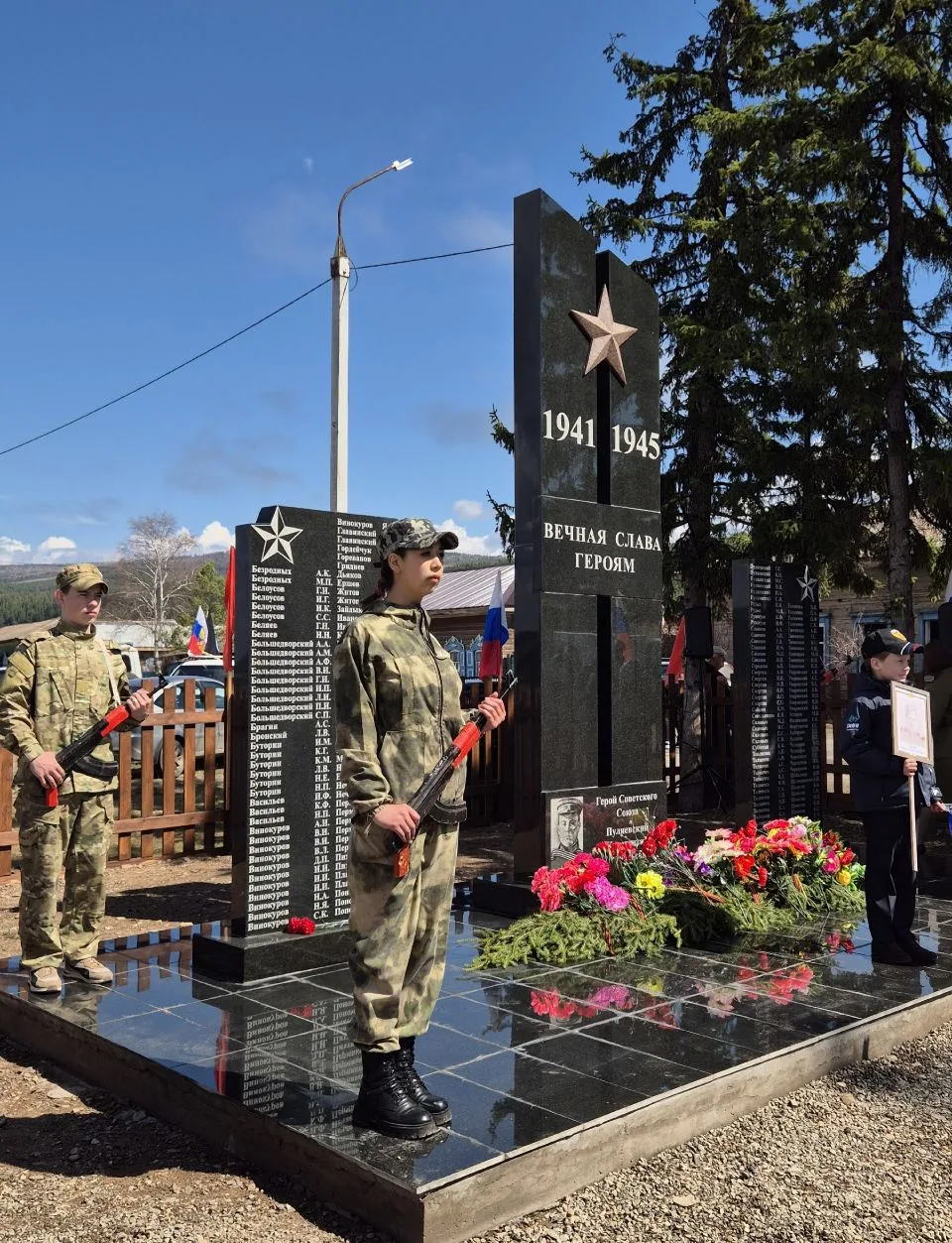 "Память, застывшая в камне": новый мемориал на берегу Лены построили в Верхоленске  В Верхоленске 9 