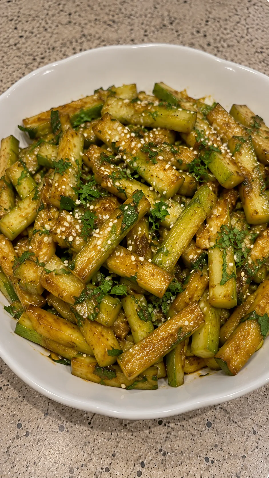 🥒 Кабачки с чесноком и соевым соусом
Простой, быстрый и очень вкусный салат из молодых кабачков. Бл