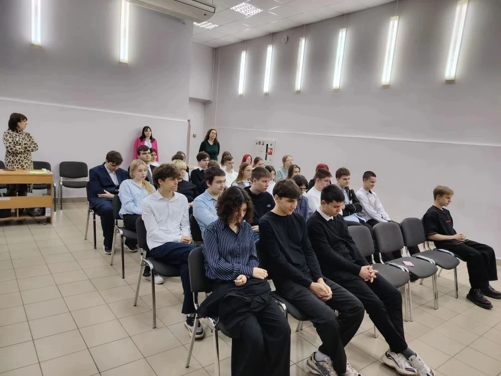💥Мост между классами: 11-ые классы поделились опытом с 9-ми! 🎓  Сегодня в школе состоялась важная и 