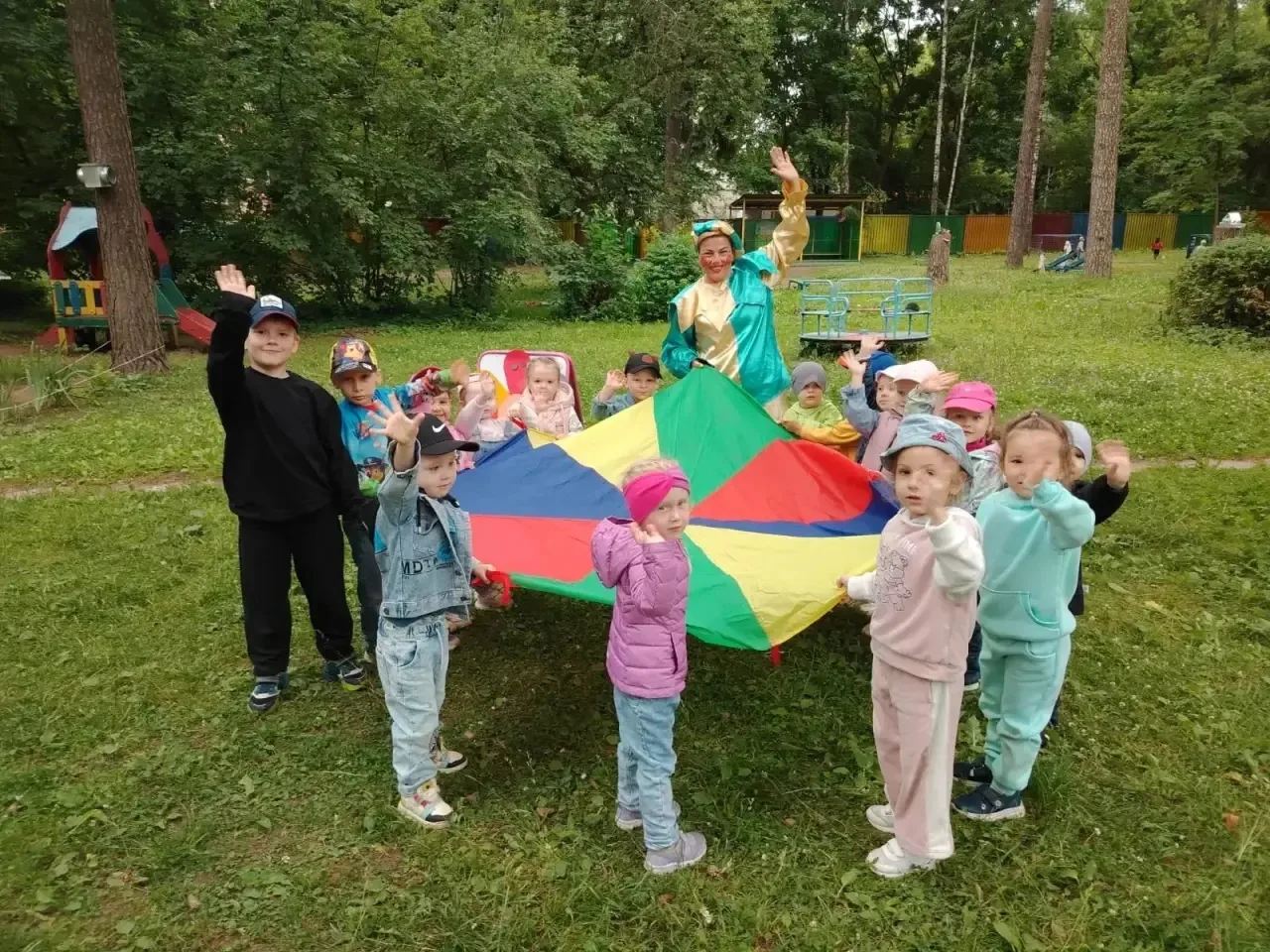 Вот и клоун наш смешной,