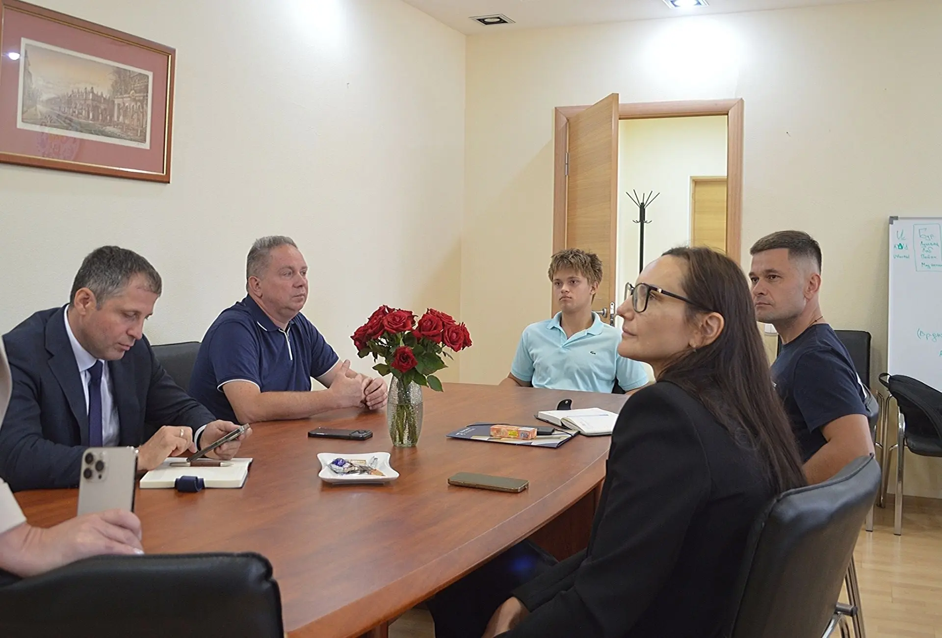 Сегодня в Калужской областной клинической детской больнице прошла особенно важная встреча.

Собралис