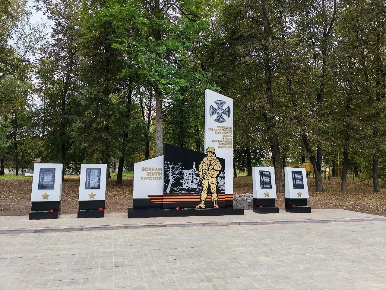 Вчера наши школьные активисты совместно с организаторами мероприятия привели в порядок ...