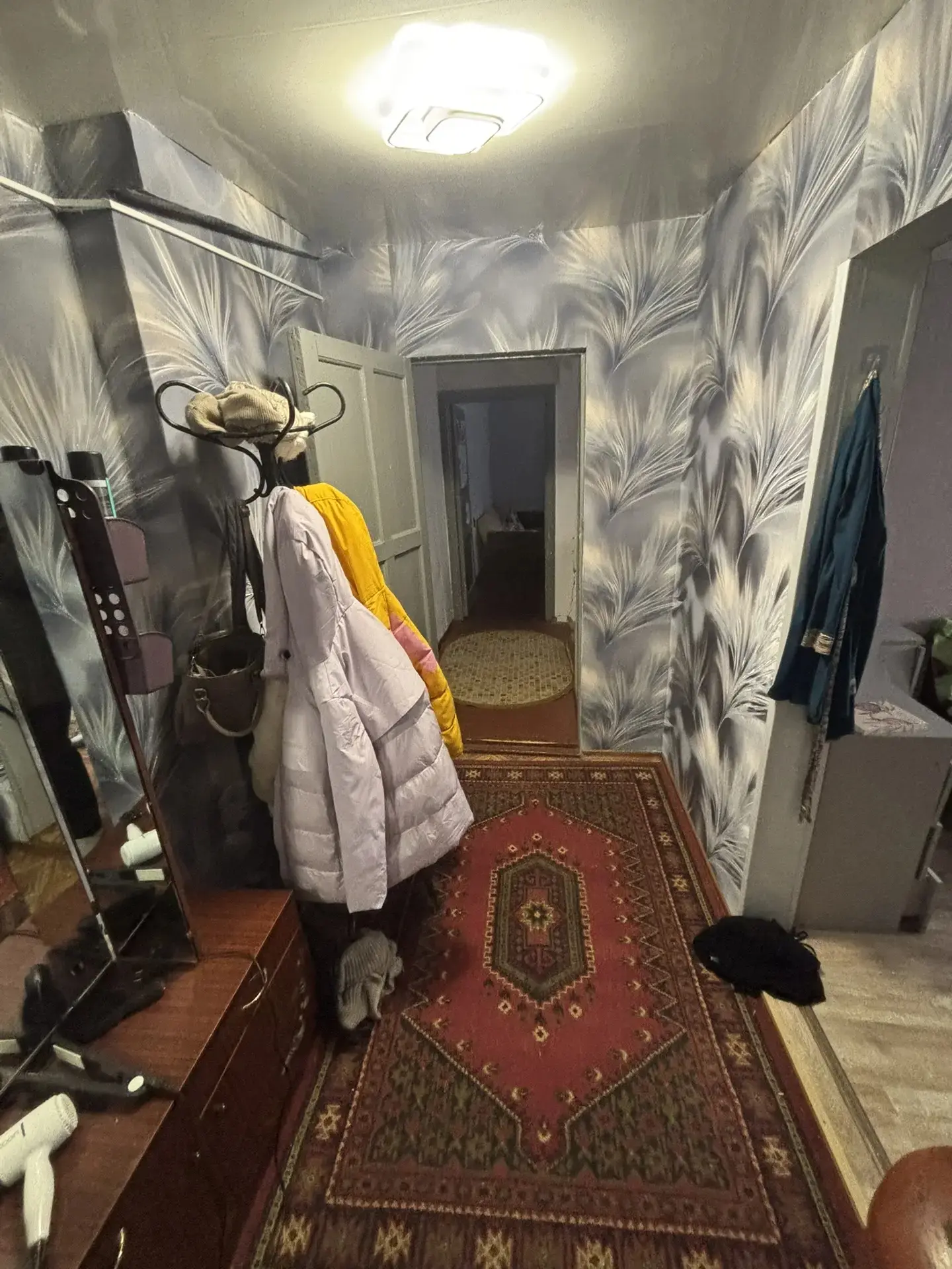 Продам часть дома на пос мирном, в доме две комнаты, везде натяжные потолки. Кухня, санузел (душевая