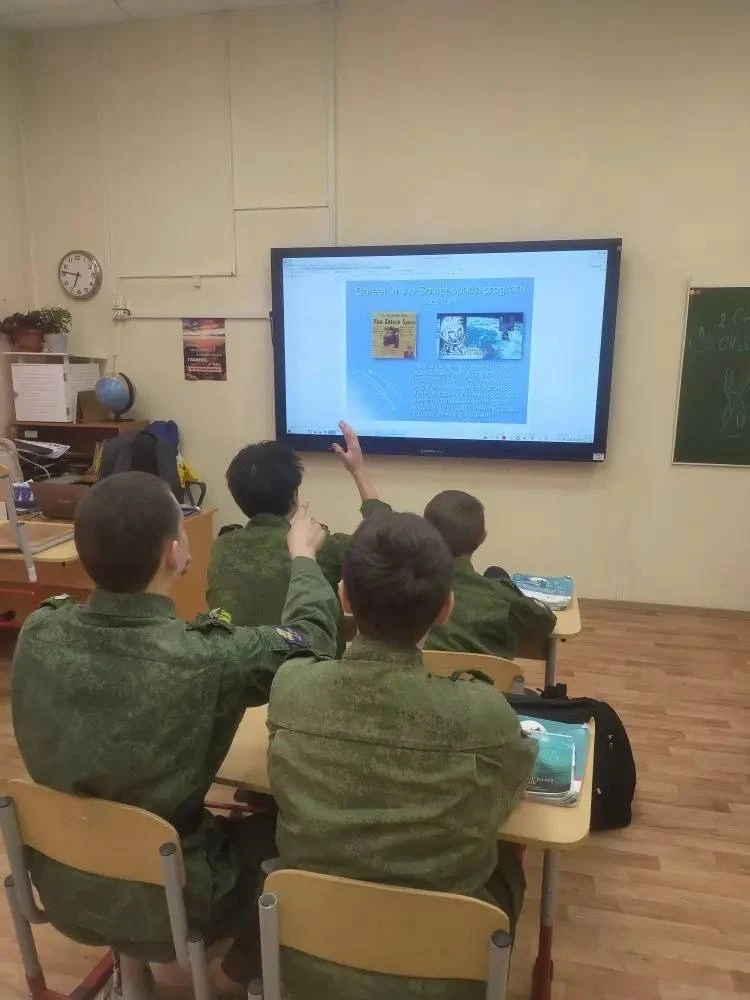 День космонавтики! ☄️  Вы думаете, День космонавтики — это только про историю? А вот и нет! Целую не