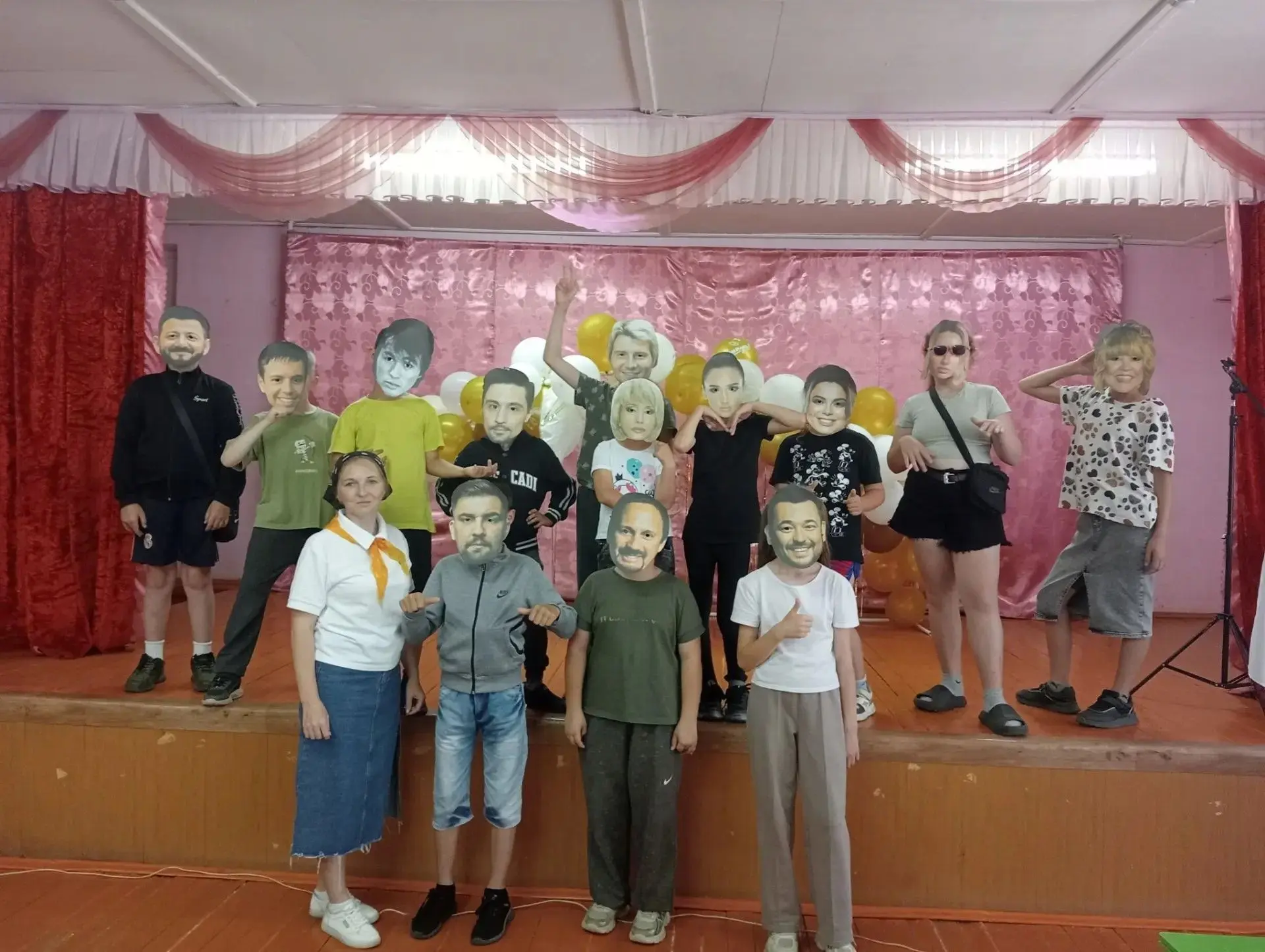 В рамках кружковой работы театрального клуба "Ералаш" мы превратили лагерь в концертный...