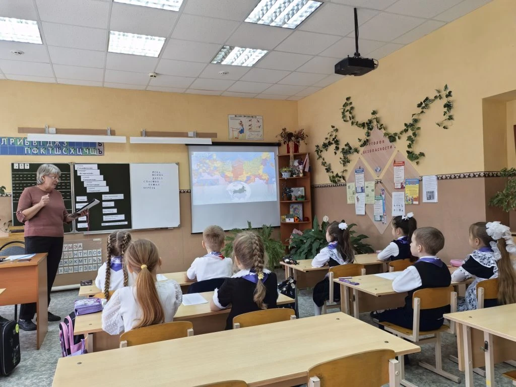 Открытые классные часы в честь Года народного единства: Путешествие первоклассников по Родине!

В на