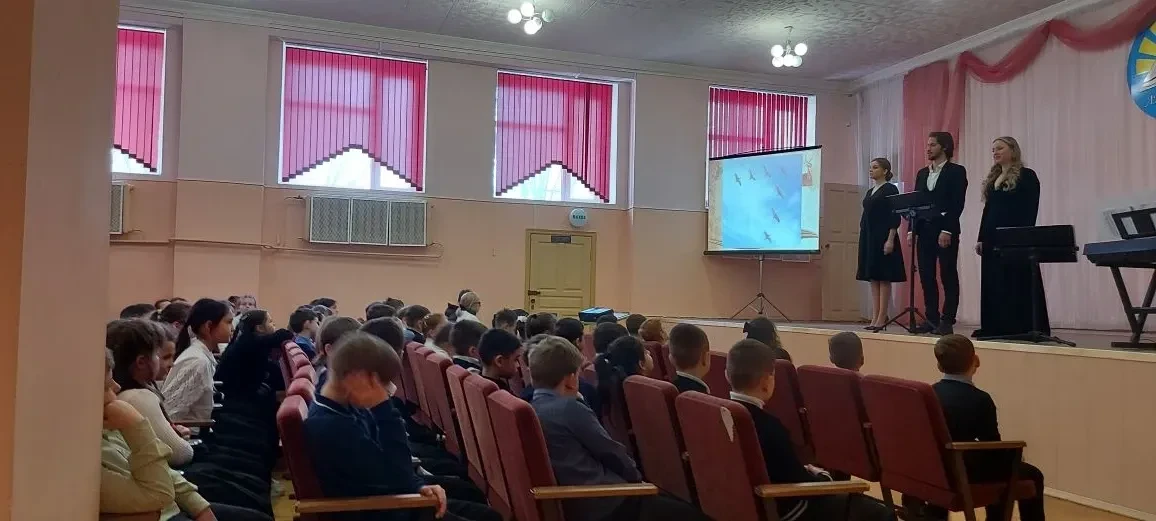 Сегодня в актовом зале лицея коллектив Саратовской областной филармонии им. А. Шнитке представил муз