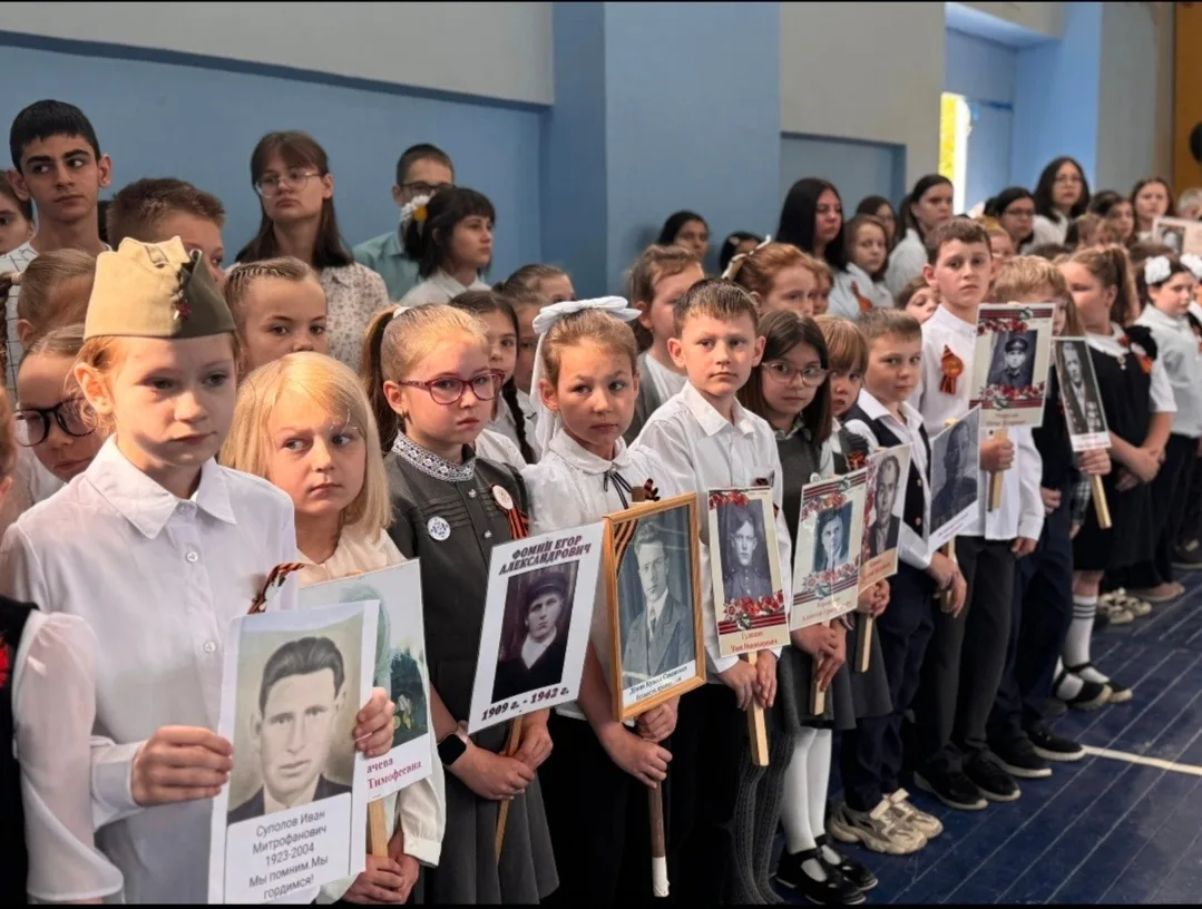Сегодня в нашей школе прошла торжественная линейка, посвящённая Победе! 🎉  Это особенный день, котор