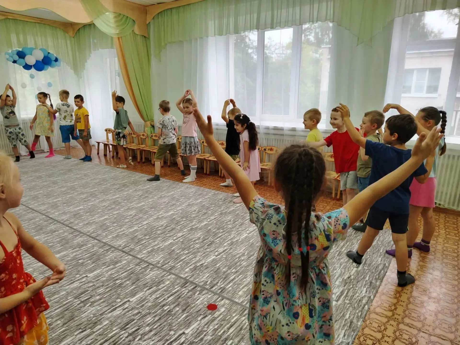 Хмурое утро? Только не у нас! ☀️

За окном серое небо и капли дождя, но в нашем детском саду вовсю с