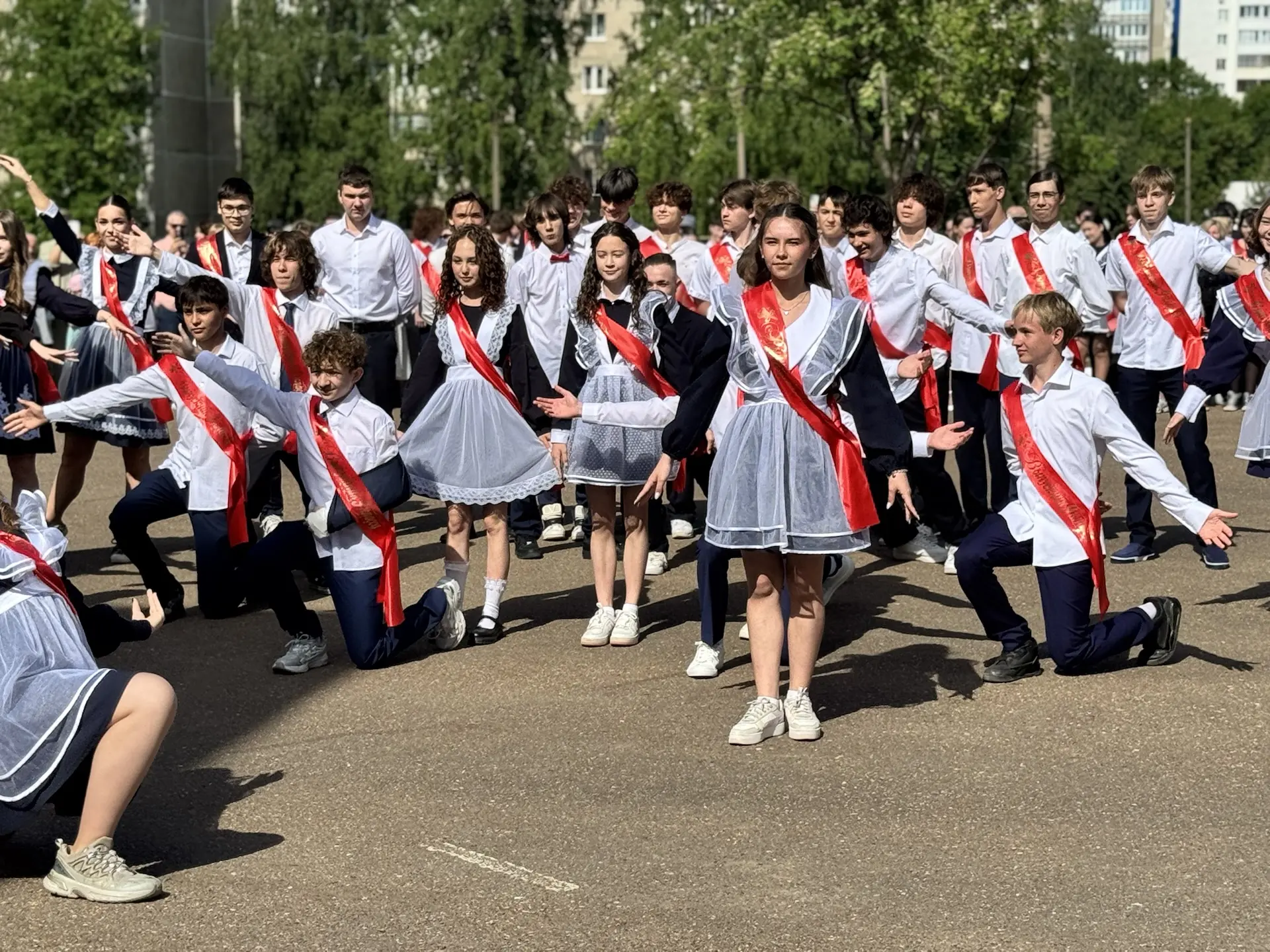 ✨ Последний звонок для 9-х классов: день, наполненный эмоциями и теплом! ✨  Сегодня для выпускников 