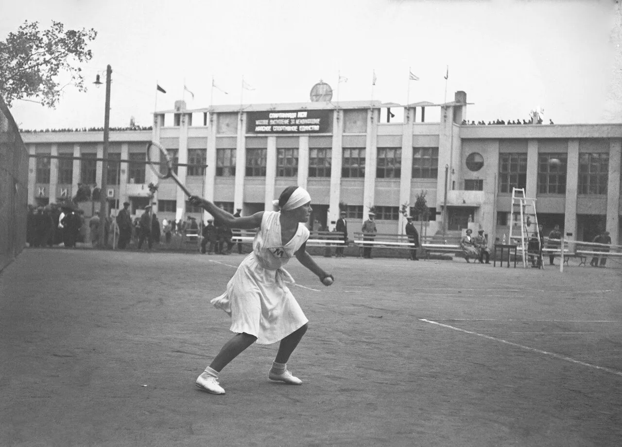 🎾 Фото из Главархива Москвы — теннисистка выполняет подачу на корте у стадиона «Динамо...
