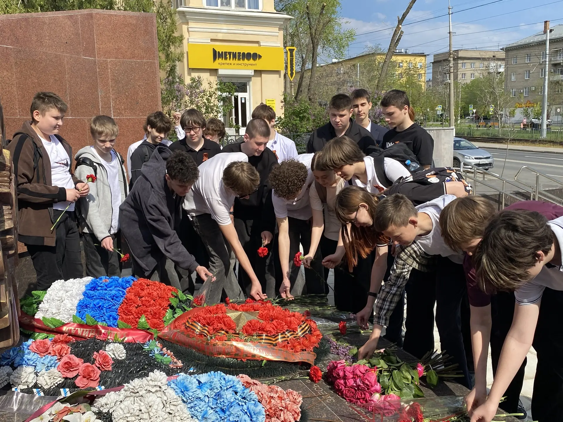 Сегодня учащиеся 8б и 8в классов приняли участие в патриотической акции по возложению цветов🥀  Ребят