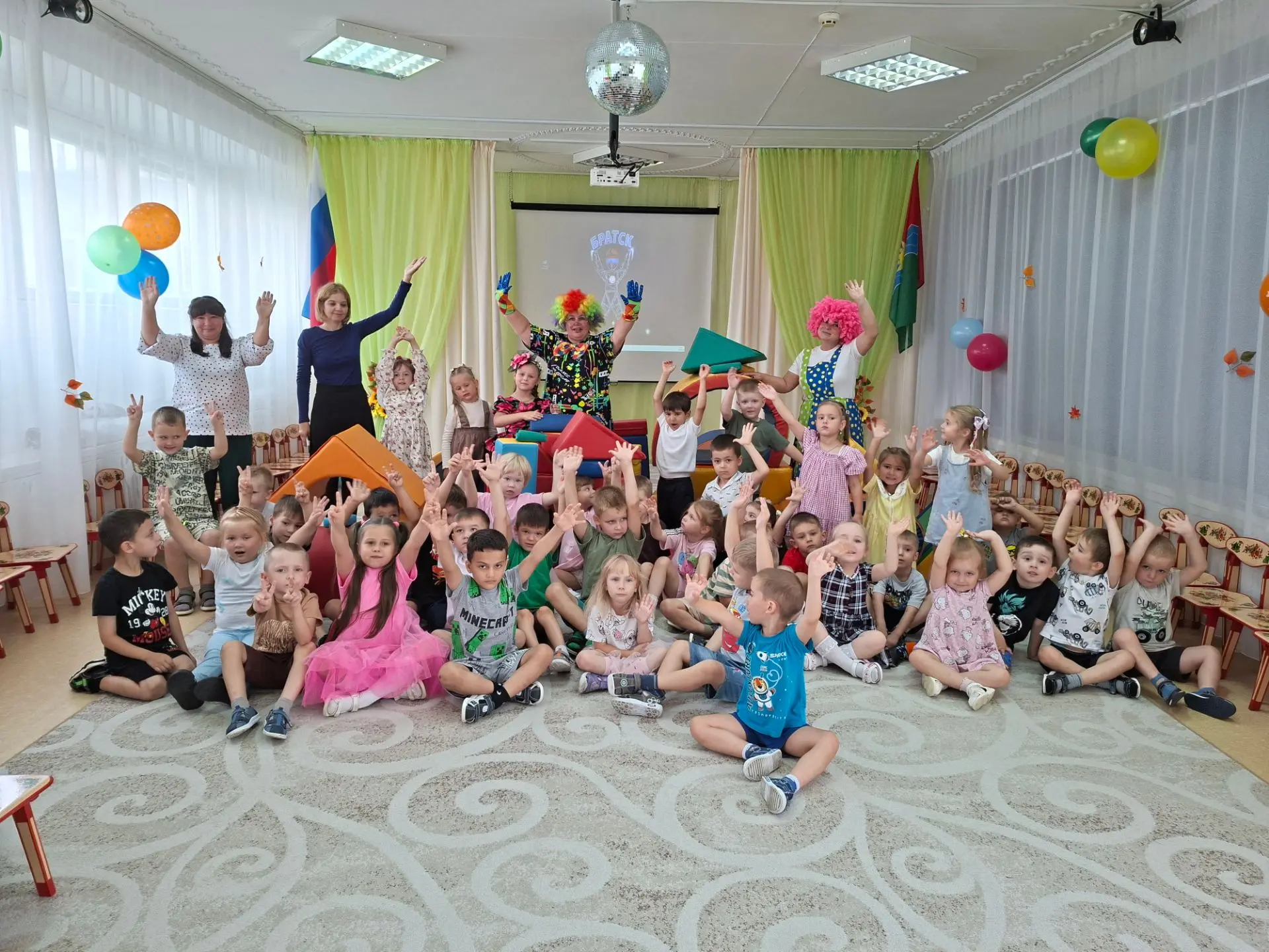 🔔 Ура! День знаний в детском саду и озорные гости в «Родничке» и "Котятах"! 🎈🤡