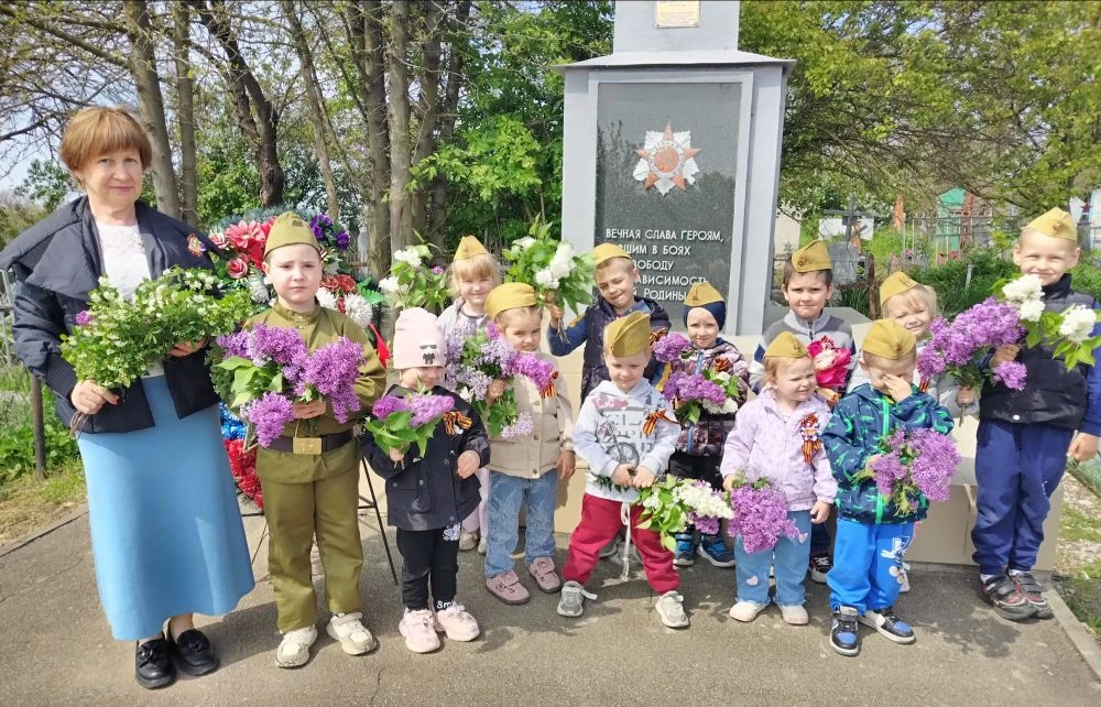 🎗️ Традиция нашего детского сада, ежегодное возложение цветов к братцкой могиле. В честь Дня Победы