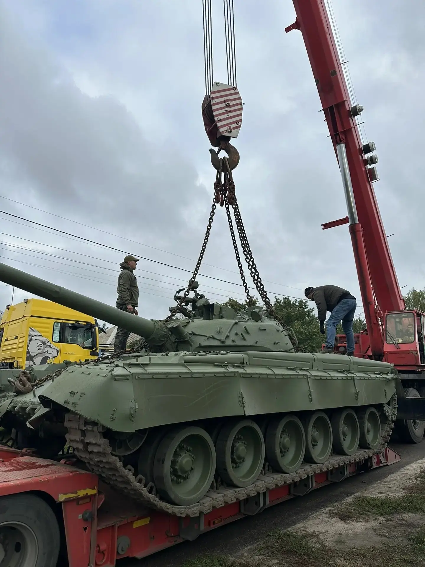 В сквере Покровский посёлка Отрадное установили первый экспонат музея военной техники —...