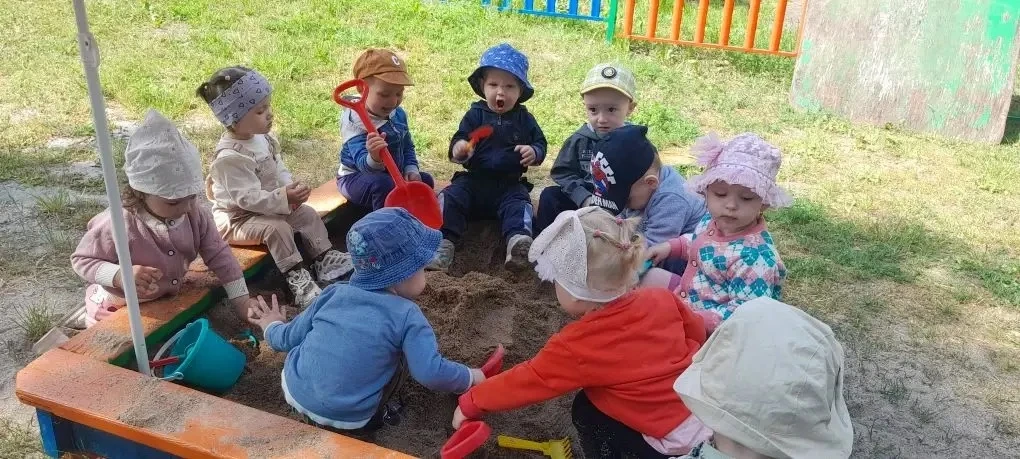 Сегодня малыши из  группы «Ладушки» провели замечательный день на свежем воздухе. Мы ве...